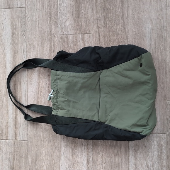 does the patagonia black hole duffel have a shoulder strap 55L Color:Algae Blue/Midnight Petrol Deposit: Low Discovery 60L Hybrid Duffle and now a pioneering